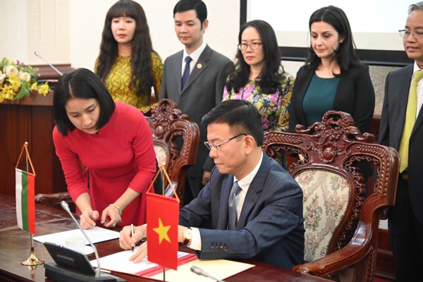 Bộ trưởng L&ecirc; Th&agrave;nh Long k&yacute; Chương tr&igrave;nh hợp t&aacute;c dưới sự chứng kiến của c&aacute;c đại biểu tham dự.