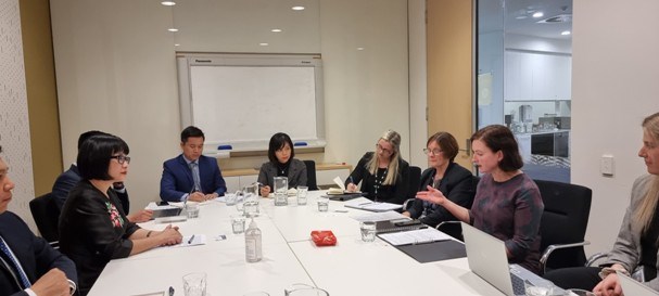 Thứ trưởng Đặng Hoàng Oanh làm vi&ecirc;̣c với Thứ trưởng Bộ Tổng trưởng l&yacute; Australia Sarah Chidgey