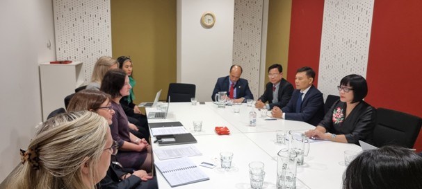 Thứ trưởng Đặng Hoàng Oanh làm vi&ecirc;̣c với Thứ trưởng Bộ Tổng trưởng l&yacute; Australia Sarah Chidgey