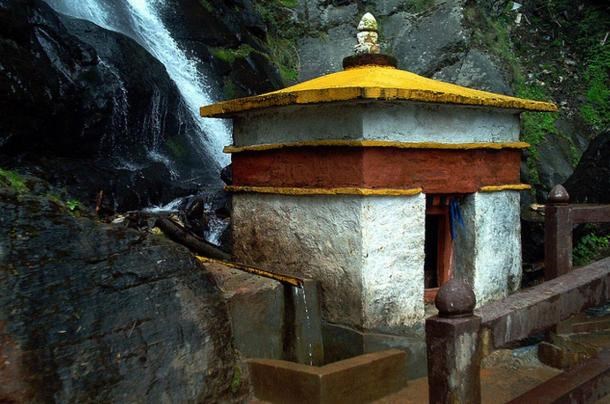 Th&aacute;c nước gần quần thể tu viện Paro Taktsang