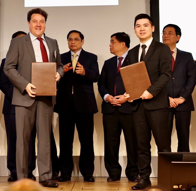 &Ocirc;ng Đỗ Vinh Quang, Th&agrave;nh vi&ecirc;n Hội đồng quản trị Tập đo&agrave;n T&amp;T Group v&agrave; đại diện Học viện Normandie (Cộng h&ograve;a Ph&aacute;p) trao bi&ecirc;n bản ghi nhớ hợp t&aacute;c tư vấn x&acirc;y dựng c&aacute;c m&ocirc; h&igrave;nh gi&aacute;o dục quốc tế chất lượng cao