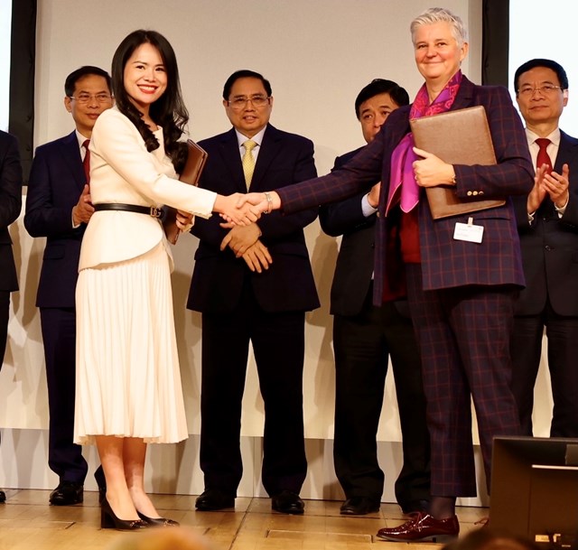 B&agrave; Nguyễn Thị Thanh B&igrave;nh, Ph&oacute; Tổng Gi&aacute;m đốc Tập đo&agrave;n T&amp;T Group v&agrave; đại diện Tập đo&agrave;n Total Eren (Cộng h&ograve;a Ph&aacute;p) trao bi&ecirc;n bản ghi nhớ hợp t&aacute;c trong lĩnh vực năng lượng t&aacute;i tạo.