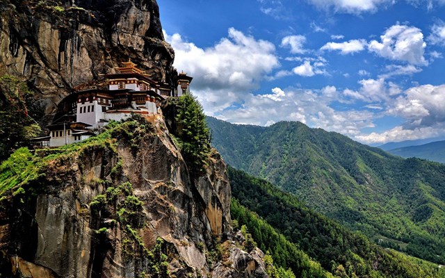 Tu viện Paro Taktsang nằm cheo leo treo tr&ecirc;n một v&aacute;ch đ&aacute; ở độ cao 3.120m so với mực nước biển.