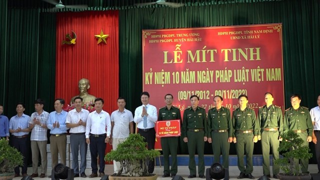 Thứ trưởng Bộ Tư ph&aacute;p Nguyễn Thanh Tịnh trao tặng 15 tủ s&aacute;ch ph&aacute;p luật cho c&aacute;c đồn bi&ecirc;n ph&ograve;ng v&agrave; một số địa phương tr&ecirc;n địa b&agrave;n tỉnh Nam Định