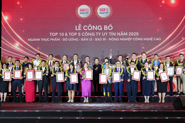 Đại diện c&aacute;c doanh nghiệp được vinh danh tại Lễ c&ocirc;ng bố Top 10 &amp; Top 5 c&ocirc;ng ty uy t&iacute;n năm 2025 ng&agrave;nh thực phẩm - đồ uống - b&aacute;n lẻ - bao b&igrave; - n&ocirc;ng nghiệp c&ocirc;ng nghệ cao. &nbsp;