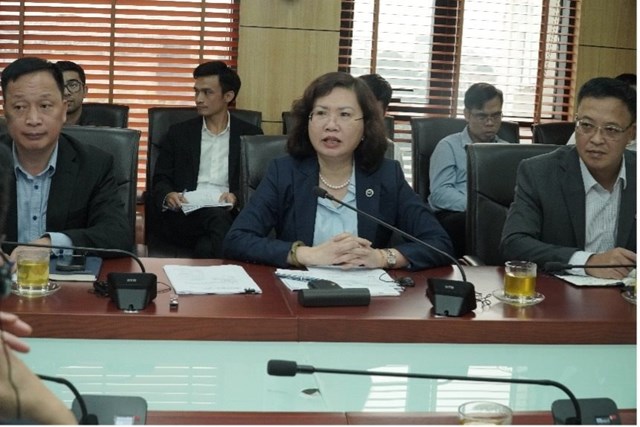 Chủ tịch UBCKNN Vũ Thị Ch&acirc;n Phương trao đổi tại buổi l&agrave;m việc &nbsp;