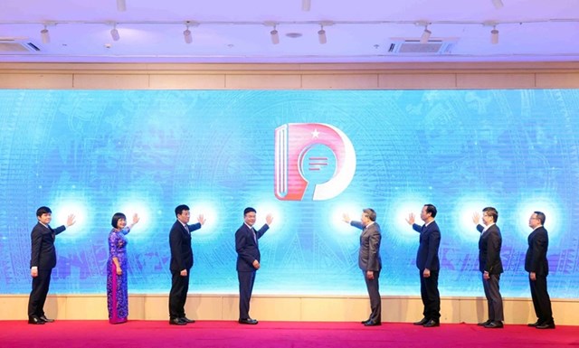 Ph&oacute; Thủ tướng Ch&iacute;nh phủ L&ecirc; Th&agrave;nh Long, Bộ trưởng Nguyễn Hải Ninh, Thứ trưởng Đặng Ho&agrave;ng Oanh c&ugrave;ng l&atilde;nh đạo một số đơn vị thực hiện nghi thức c&ocirc;ng bố Bộ ph&aacute;p điển Việt Nam. &nbsp;