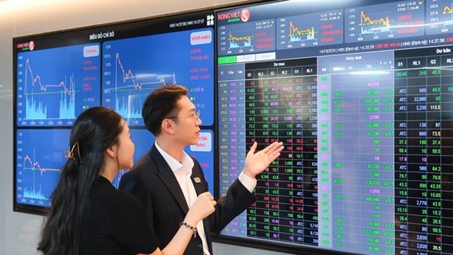 Giới đầu tư v&agrave; c&aacute;c chuy&ecirc;n gia đang hy vọng về sự khởi sắc của thị trường chứng kho&aacute;n trong thời gian c&ograve;n lại của năm Ảnh: LAM GIANG &nbsp;