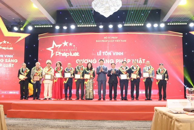 Thứ trưởng Bộ Tư pháp Nguyễn Thanh Tịnh trao chứng nhận của Ban Tổ chức cho các Gương sáng pháp luật năm 2023. Ảnh: Triệu Oanh.