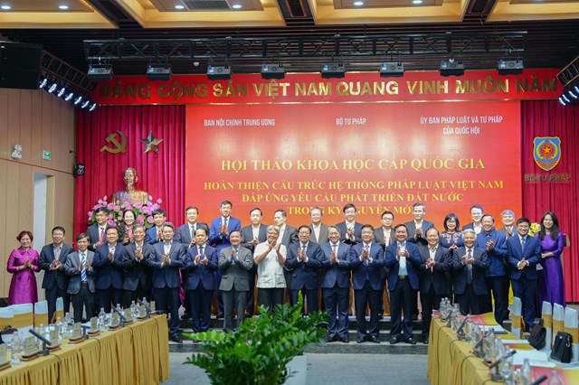 Đồng ch&iacute; Phan Đ&igrave;nh Trạc, Ủy vi&ecirc;n Bộ Ch&iacute;nh trị, B&iacute; thư Trung ương Đảng, Trưởng Ban Nội ch&iacute;nh Trung ương chụp ảnh lưu niệm c&ugrave;ng c&aacute;c đại biểu dự Hội thảo khoa học cấp quốc gia Ho&agrave;n thiện cấu tr&uacute;c hệ thống ph&aacute;p luật Việt Nam đ&aacute;p ứng y&ecirc;u cầu ph&aacute;t triển đất nước trong kỷ nguy&ecirc;n mới.