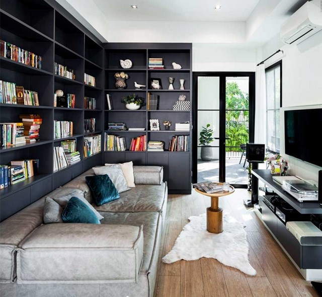 Một căn ph&ograve;ng ri&ecirc;ng cho kh&ocirc;ng gian đọc s&aacute;ch v&agrave; thư gi&atilde;n c&ugrave;ng chiếc ghế đệm lớn.