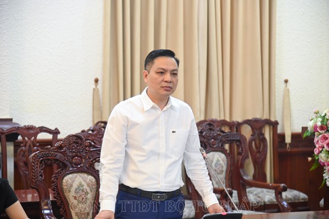 Đại diện Bộ T&agrave;i ch&iacute;nh tr&igrave;nh b&agrave;y t&oacute;m tắt nội dung Tờ tr&igrave;nh.