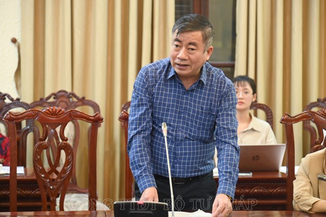 C&aacute;c th&agrave;nh vi&ecirc;n Hội đồng thẩm định ph&aacute;t biểu &yacute; kiến. &nbsp;