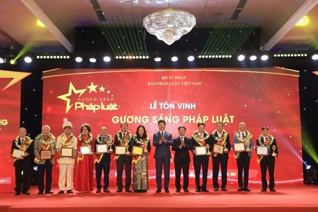 Thứ trưởng Bộ Tư ph&aacute;p Nguyễn Thanh Tịnh, Ph&oacute; Chủ tịch Hội đồng phối hợp PBGDPL TW v&agrave; &ocirc;ng Nguyễn Thanh L&acirc;m, Ph&oacute; Trưởng Ban tuy&ecirc;n gi&aacute;o TW trao c&uacute;p, giấy chứng nhận cho c&aacute;c Gương s&aacute;ng Ph&aacute;p luật năm 2023. &nbsp;