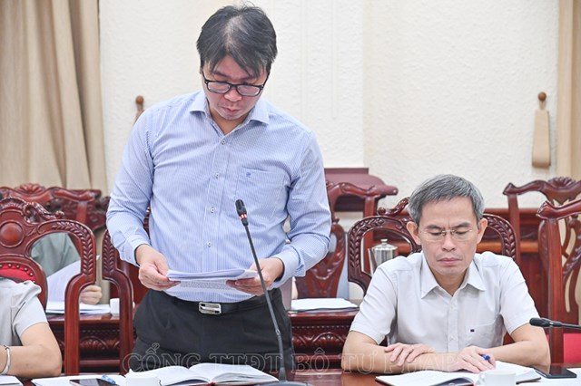 Đồng ch&iacute;&nbsp;L&ecirc; Văn Tuấn,&nbsp;Ph&oacute; Cục trưởng Cục Bổ trợ tư ph&aacute;p tr&igrave;nh b&agrave;y t&oacute;m tắt nội dung Tờ tr&igrave;nh. &nbsp;