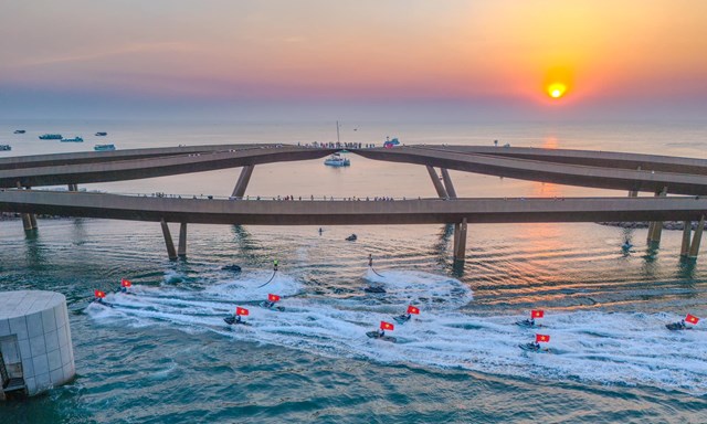 Awaken Sea tr&igrave;nh diễn trong &aacute;nh ho&agrave;ng h&ocirc;n tuyệt mỹ của Ph&uacute; Quốc. &nbsp;