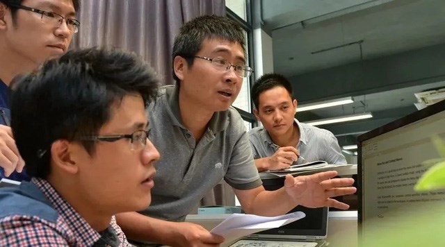 H&ugrave;ng Vũ Tiền l&agrave;m việc c&ugrave;ng c&aacute;c đồng nghiệp.