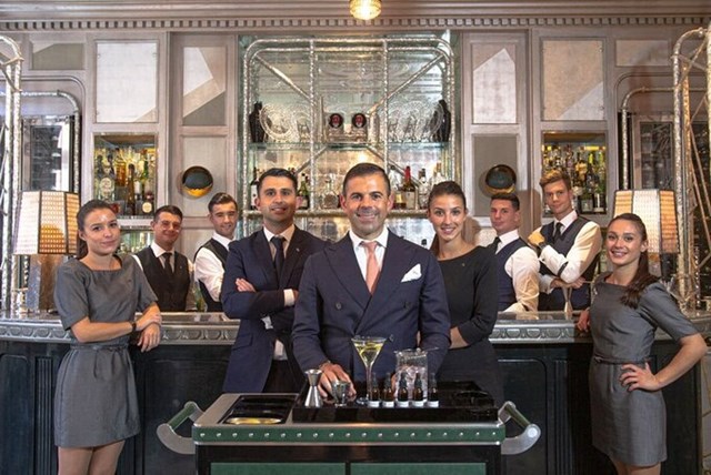 Ng&agrave;y 5/11, World's 50 Best Bars c&ocirc;ng bố Connaught l&agrave; qu&aacute;n bar tốt nhất thế giới năm nay. World's 50 Best Bars l&agrave; một website xếp hạng nổi tiếng trong ng&agrave;nh phục vụ đồ uống.Từ năm 2009, website n&agrave;y thực hiện c&aacute;c cuộc b&igrave;nh chọn, đ&aacute;nh gi&aacute; c&aacute;c qu&aacute;n bar lấy &yacute; kiến từ hơn 500 chuy&ecirc;n gia đồ uống khắp thế giới.