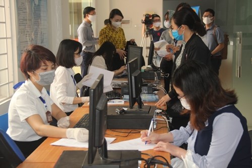 Người nộp thuế l&agrave;m thủ tục nộp thuế TNCN năm 2019 tại Cục Thuế TP H&agrave; Nội.