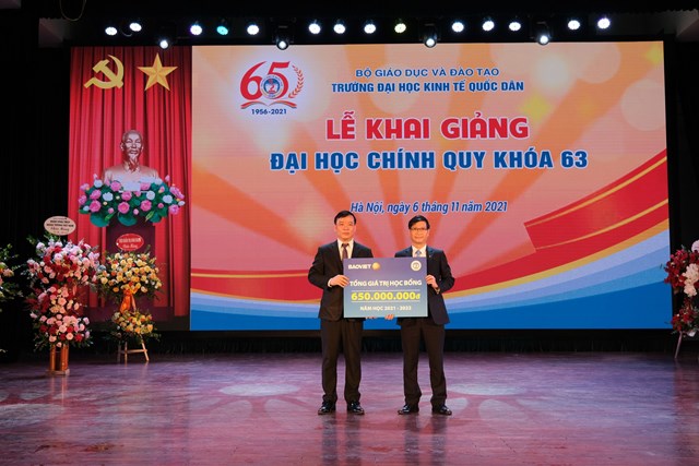 Bảo Việt đ&#227; trao hơn 6 tỷ đồng học bổng “Bảo Việt - Niềm tin thắp s&#225;ng tương lai” cho sinh vi&#234;n Đại học Kinh tế Quốc d&#226;n trong 7 năm li&#234;n tiếp - Ảnh 1