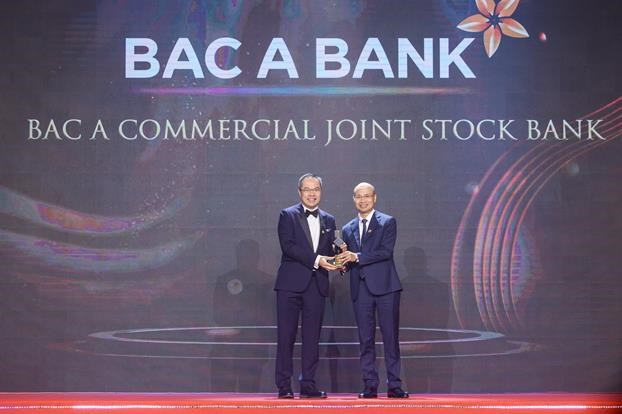 &Ocirc;ng Chu Nguy&ecirc;n B&igrave;nh - Ph&oacute; Tổng Gi&aacute;m đốc Ng&acirc;n h&agrave;ng TMCP Bắc &Aacute; nhận giải thưởng APEA 2023.