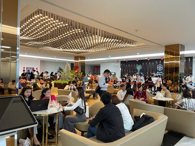 C&aacute;c văn ph&ograve;ng b&aacute;n h&agrave;ng Vinhomes đ&ocirc;ng nghẹt kh&aacute;ch trong những ng&agrave;y đầu nhận k&yacute; quỹ giữ chỗ Vịnh Ngọc &nbsp;