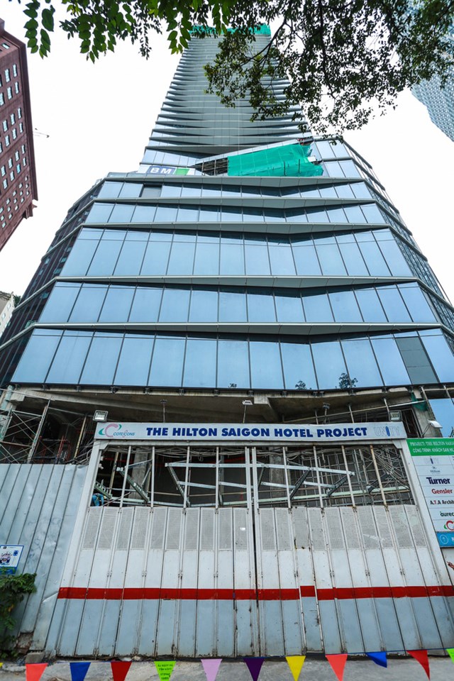 Hiện dự &aacute;n đ&atilde; x&acirc;y dựng xong phần khung, đang thi c&ocirc;ng ho&agrave;n thiện ph&iacute;a trong. Kh&aacute;ch sạn Hilton S&agrave;i G&ograve;n tọa lạc ở một trong những vị tr&iacute; đắc địa nhất TP HCM - gần phố đi bộ Nguyễn Huệ, c&aacute;ch nh&agrave; h&aacute;t Th&agrave;nh phố, Hội trường Thống Nhất, Nh&agrave; thờ Đức B&agrave; khoảng hơn 1 km.