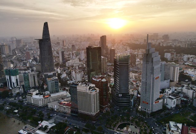 Dự &aacute;n kh&aacute;ch sạn Hilton S&agrave;i G&ograve;n ti&ecirc;u chuẩn 5 sao, toạ lạc tại số 11 C&ocirc;ng Trường M&ecirc; Linh, phường Bến Ngh&eacute;, quận 1, TP HCM do C&ocirc;ng ty Cổ phần Đầu tư Sản xuất Kinh doanh S&agrave;i G&ograve;n Cửu Long (C&ocirc;ng ty S&agrave;i G&ograve;n Cửu Long) l&agrave;m chủ đầu tư. Sau ho&agrave;n th&agrave;nh dự kiến v&agrave;o năm 2021, kh&aacute;ch sạn Hilton S&agrave;i G&ograve;n sẽ trở th&agrave;nh t&ograve;a nh&agrave; cao thứ 3 tại TP HCM, sau Bitexco v&agrave; The Landmark 81.