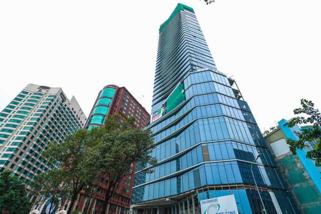 Được biết, kh&aacute;ch sạn Hilton S&agrave;i G&ograve;n được x&acirc;y dựng tr&ecirc;n khu &ldquo;đất v&agrave;ng&rdquo; ngay C&ocirc;ng Trường M&ecirc; Linh, c&oacute; nguồn gốc của Tổng C&ocirc;ng ty C&ocirc;ng nghiệp In - Bao b&igrave; Liksin - TNHH MTV. Sau khi doanh nghiệp n&agrave;y cổ phần ho&aacute;, bằng h&igrave;nh thức mua b&aacute;n cổ phần, cuối c&ugrave;ng khu đất n&agrave;y thuộc sở hữu của C&ocirc;ng ty S&agrave;i G&ograve;n Cửu Long.