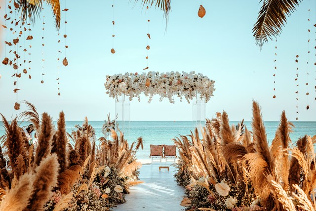 Đám cưới bên bãi biển - JW Marriott Phu Quoc Emerald Bay Resort.