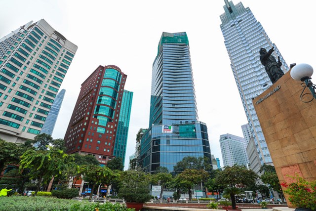 Kh&aacute;ch sạn được x&acirc;y dựng tr&ecirc;n khu đất hơn 2.200m2, quy m&ocirc; 5 tầng hầm v&agrave; 34 tầng cao, với 312 ph&ograve;ng, vốn đầu tư dự kiến gần 3.000 tỷ đồng. Dự &aacute;n được Sở X&acirc;y dựng TP HCM cấp ph&eacute;p th&aacute;ng 12/2019.