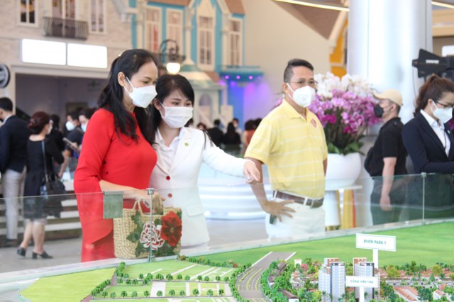 Chị Trường Giang (&aacute;o đỏ) y&ecirc;u th&iacute;ch kh&ocirc;ng gian sống xanh của Aqua City. Ảnh: Ho&agrave;i Phương &nbsp;