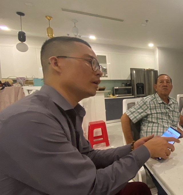 &Ocirc;ng Chung v&agrave; &ocirc;ng Ho&agrave;ng (b&ecirc;n phải) c&ugrave;ng khẳng định bản hợp đồng k&yacute; với b&agrave; Phương chỉ l&agrave; hợp đồng giả c&aacute;ch, nhằm che giấu giao dịch vay 35 tỷ.