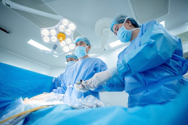 TTƯT.BSCKII Phạm Việt H&ugrave;ng c&ugrave;ng ekip trong ca phẫu thuật