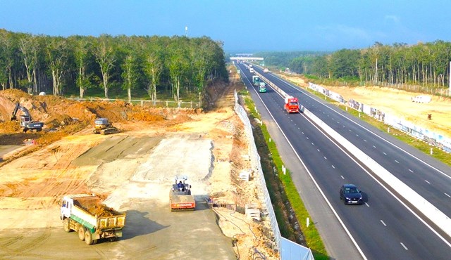 Thi công trạm dừng nghỉ trên cao tốc Phan Thiết - Dầu Giây . (Ảnh: Báo XD)