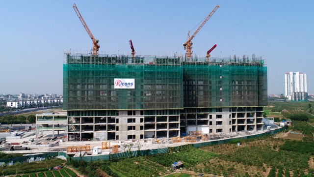 Dự &aacute;n Anland Lakeview bao gồm bốn t&ograve;a chung cư cao cấp. Trong đ&oacute;, t&ograve;a A, B cao 34 tầng, t&ograve;a C cao 46 tầng v&agrave; t&ograve;a D cao 52 tầng. Chủ đầu tư đang triển khai t&ograve;a A&amp;B với 606 căn hộ c&oacute; tổng diện t&iacute;ch mặt s&agrave;n x&acirc;y dựng 82.369m2. Hiện tại dự &aacute;n được thi c&ocirc;ng đến tầng 12 v&agrave; dự kiến b&agrave;n giao v&agrave;o qu&yacute; II/2021