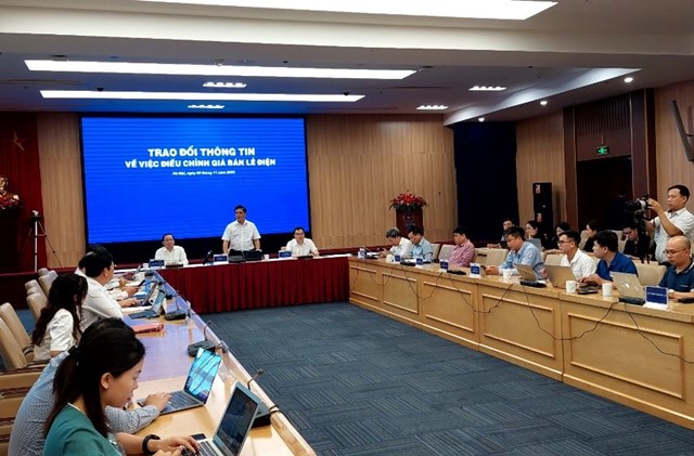 Tập đo&agrave;n Điện lực Việt Nam (EVN) trao đổi th&ocirc;ng tin về việc điều chỉnh gi&aacute; b&aacute;n lẻ điện. Ảnh VGP &nbsp;