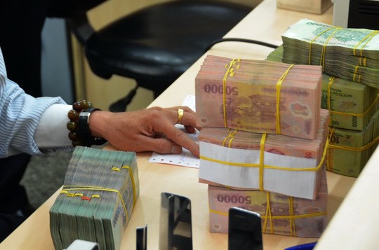 L&atilde;i suất huy động kỳ hạn ngắn tại một v&agrave;i ng&acirc;n h&agrave;ng về dưới 3%/năm. Ảnh: NLĐ &nbsp;