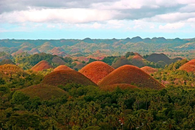 C&oacute; nhiều truyền thuyết xung quanh sự h&igrave;nh th&agrave;nh những ngọn đồi chocolate tại Bohol
