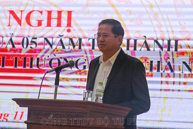 C&aacute;c đại biểu tr&igrave;nh b&agrave;y tham luận tại Hội nghị.