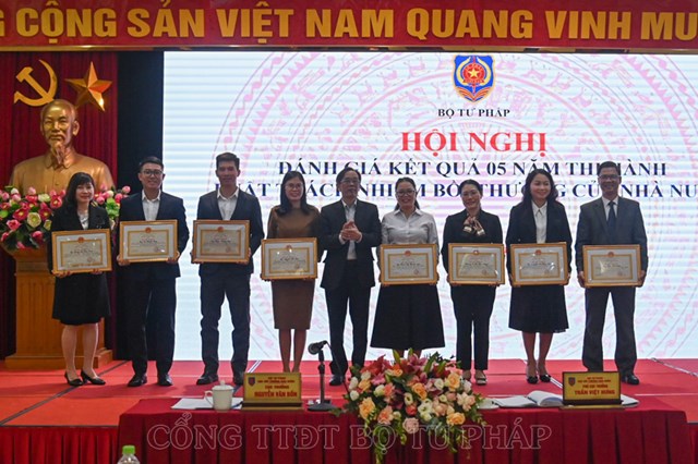 Thay mặt L&atilde;nh đạo Bộ, đồng ch&iacute;&nbsp;Nguyễn Văn Bốn,&nbsp;Cục trưởng Cục Bồi thường Nh&agrave; nước&nbsp;tặng Bằng khen của Bộ trưởng Bộ Tư ph&aacute;p cho c&aacute;c tập thể, c&aacute; nh&acirc;n c&oacute; th&agrave;nh t&iacute;ch xuất sắc trong 5 năm triển khai thi h&agrave;nh Luật TNBTCNN. &nbsp;