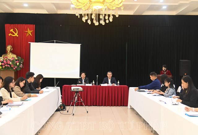 Đồng ch&iacute; Trần Thu Giang &ndash; Cục Kiểm tra văn bản quy phạm ph&aacute;p luật, Bộ Tư ph&aacute;p b&aacute;o c&aacute;o tại Hội thảo