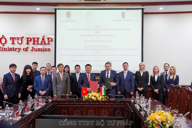 Bộ trưởng Bộ Tư ph&aacute;p Việt Nam L&ecirc; Th&agrave;nh Long v&agrave; Bộ trưởng Tư ph&aacute;p Hung-ga-ri&nbsp;Tuzson Bence k&yacute;&nbsp;&Yacute; định thư về đ&agrave;o tạo c&aacute;n bộ.