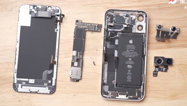 iPhone 12 mini được "mổ bụng".&nbsp;&nbsp;