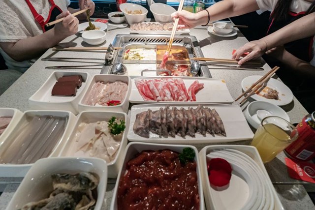 B&#224;i học kinh doanh: Sai lầm khi mở th&#234;m 850 cửa h&#224;ng trong đại dịch, chuỗi lẩu nổi tiếng Haidilao đang trả gi&#225; đắt? - Ảnh 1