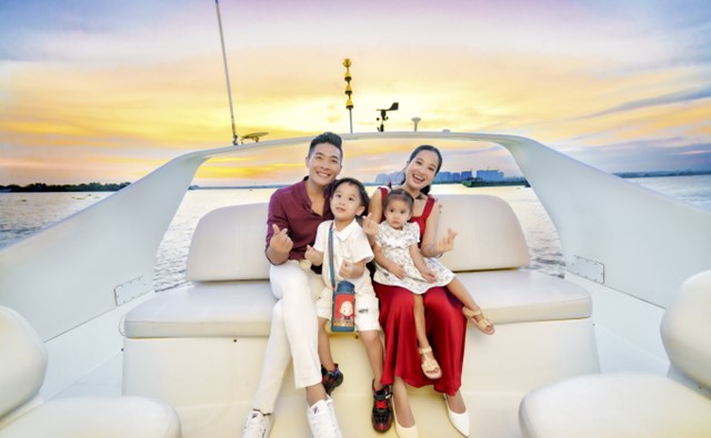 Quốc Cơ diễn xiếc c&#249;ng hai con tại quảng trường Aqua Marina - Ảnh 3