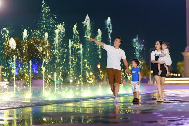 Quốc Cơ diễn xiếc c&#249;ng hai con tại quảng trường Aqua Marina - Ảnh 10