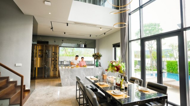 Quốc Cơ diễn xiếc c&#249;ng hai con tại quảng trường Aqua Marina - Ảnh 6