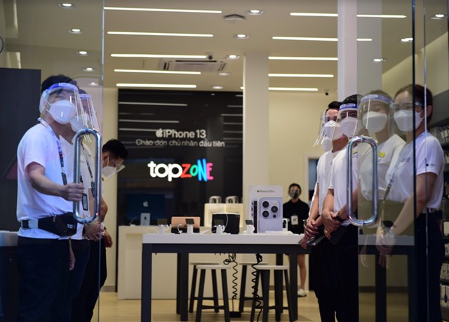 Doanh thu thị trường Apple Việt Nam giữa đại dịch Covid-19: cửa h&#224;ng ch&#237;nh h&#227;ng đ&#225;nh bật h&#224;ng x&#225;ch tay với ước t&#237;nh 1,5 tỷ USD - Ảnh 2