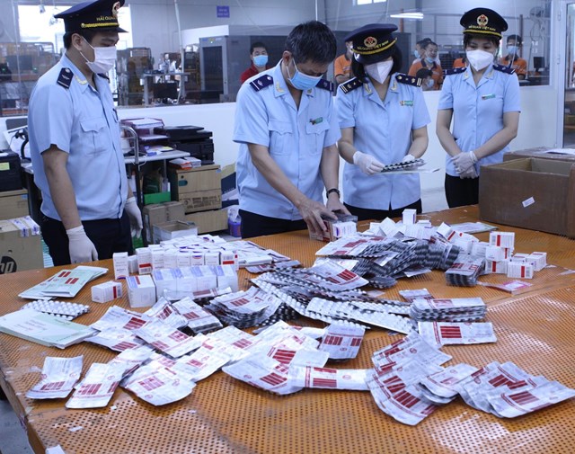 Hơn 60.000 viện thuốc được dùng trong điều trị Covid-19 ngụy trang dưới &ldquo;vỏ bọc&rdquo; thực phẩm vừa bị lực lượng hải quan phát hiện, bắt giữ